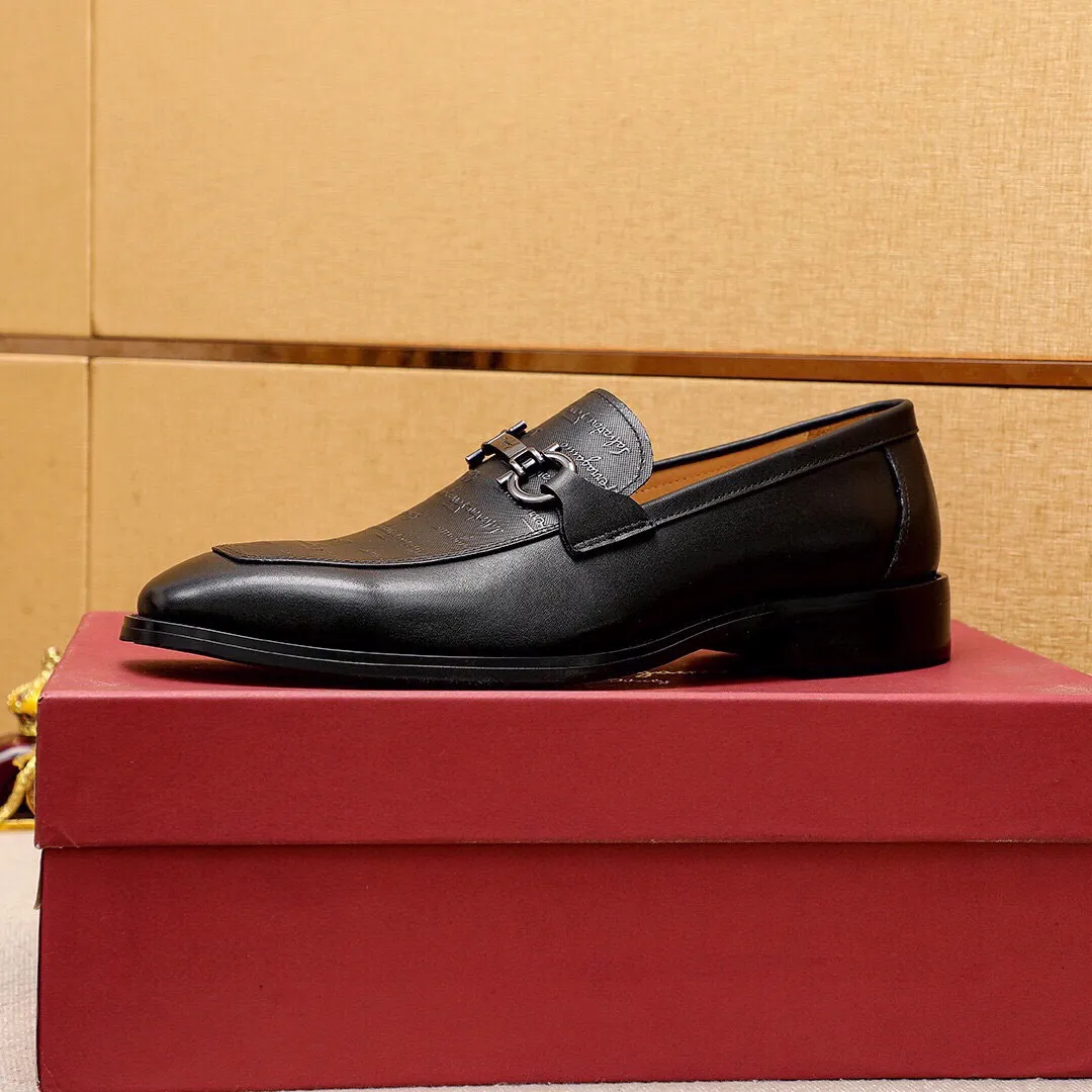Men's shoes 💰460 💐 Product trademark: Ferragamo "Ferragamo" casual leather shoes Regular size: 38-44 (45.46.47🉑️Customized) Product materials: Selected imported first-layer calfskin embossed upper + luxury hardware buckle, imported water-dyed cow leather lining. Strong three-dimensional visual effect, original outsole color: 2 colors available
